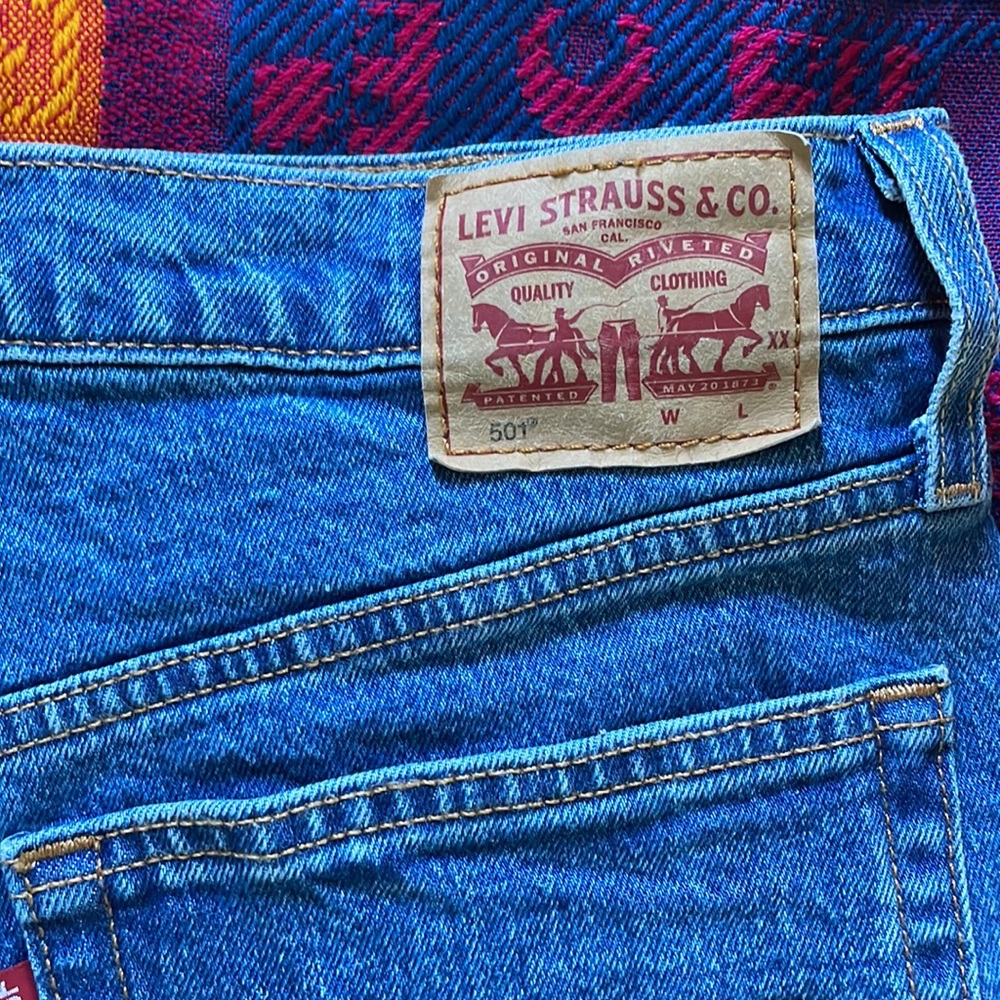 Levi Strauss & Co | High-Waisted Dark Blue Denim Shorts | Size 31 - Picture 4 of 5